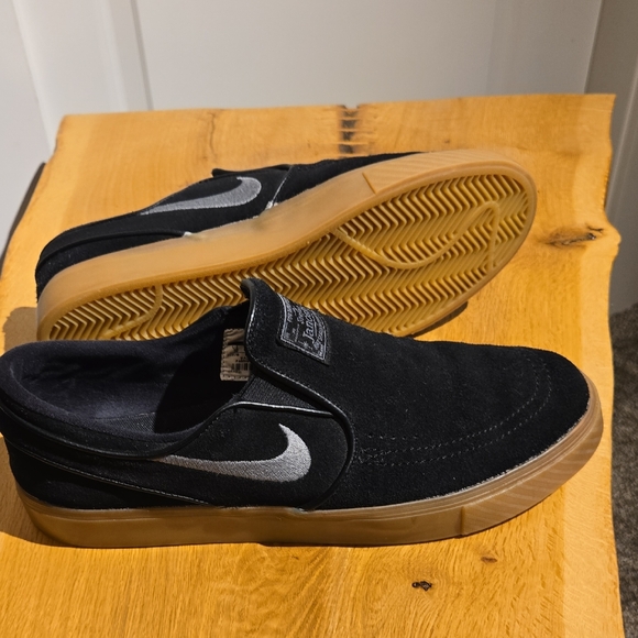 Nike Black and Gray Suede Sneakers - Picture 4 of 7